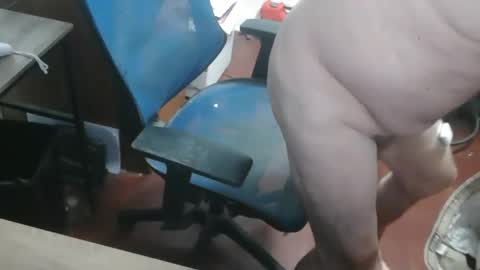 Snapshot of woodworker6473 chatting on April 14, 2026, 12:05 am woodworker6473 online show from April 14, 2026, 12:05 am