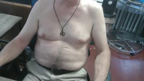 Snapshot of woodworker6473 chatting on April 16, 2026, 10:34 pm woodworker6473 online show from April 16, 2026, 10:34 pm