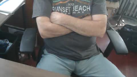 Snapshot of woodworker6473 chatting on May 1, 2026, 4:33 pm woodworker6473 online show from May 1, 2026, 4:33 pm