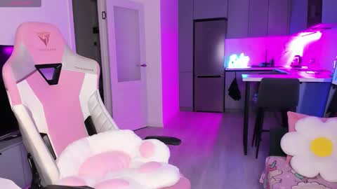 Emi online show from November 20, 2025, 4:07 pm