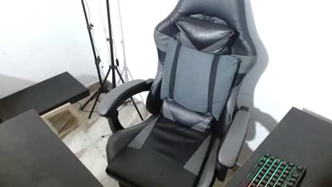 Snapshot of xanderstone00 chatting on February 6, 2026, 6:22 pm Xanderstone online show from February 6, 2026, 6:22 pm