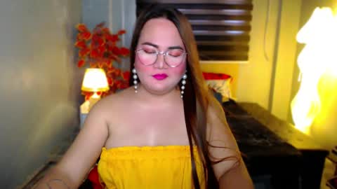 xhotlaurax online show from December 1, 2025, 5:01 am