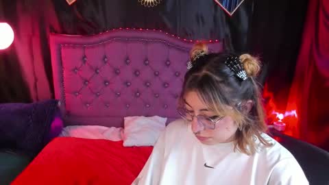 xialee and Lio online show from January 18, 2025, 8:41 am