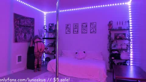   online show from November 10, 2025, 10:36 am