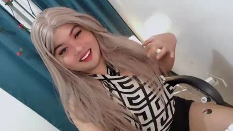 Snapshot of xxhotloyd_cummerx chatting on June 23, 2026, 1:47 am Loyd online show from June 23, 2026, 1:47 am