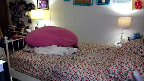 Strawberry Jane online show from April 25, 2026, 5:21 am