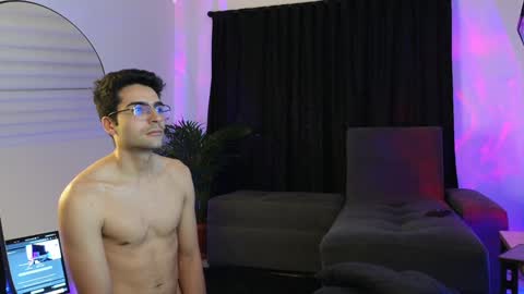Snapshot of xxxvandersexxx chatting on December 7, 2024, 11:07 am July and Fer online show from December 7, 2024, 11:07 am