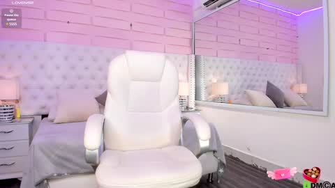 Snapshot of yaky_ chatting on January 17, 2025, 8:33 pm Yakeline online show from January 17, 2025, 8:33 pm