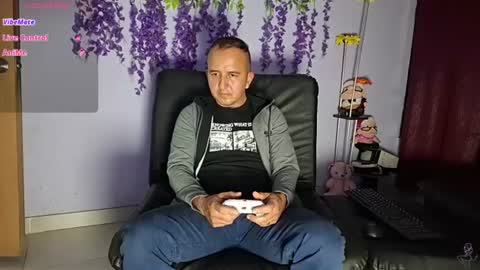 Snapshot of yazfore chatting on July 8, 2026, 11:42 pm Hazzan online show from July 8, 2026, 11:42 pm