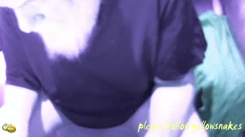 Snapshot of yellowsnakes chatting on December 14, 2025, 8:02 pm . y e l l o w s n a k e s . online show from December 14, 2025, 8:02 pm