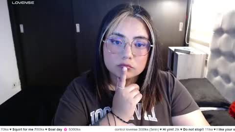 Snapshot of yini_angel07 chatting on May 7, 2026, 1:11 am hii i am yini online show from May 7, 2026, 1:11 am