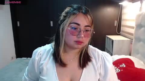Snapshot of yini_angel07 chatting on July 8, 2026, 2:05 am hii i am yini online show from July 8, 2026, 2:05 am