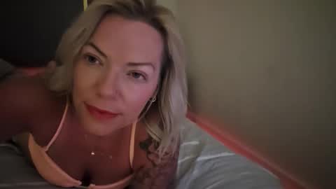 Yogiblondebangme online show from April 25, 2026, 2:47 am