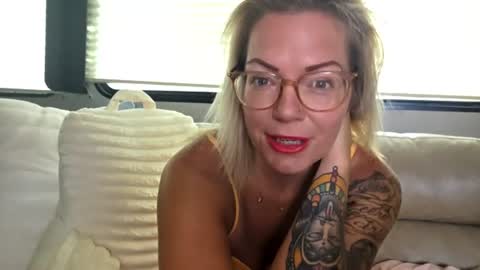 Yogiblondebangme online show from June 19, 2026, 12:53 pm