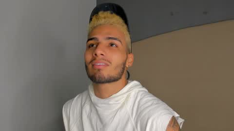 Snapshot of yoi_olimpo chatting on December 13, 2024, 12:06 pm Yoi Olimpo online show from December 13, 2024, 12:06 pm