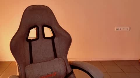 yoka_paradoxxx online show from February 18, 2026, 9:05 am