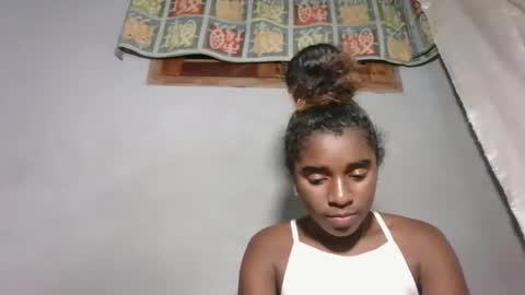 yolandrina05 online show from October 30, 2025, 9:04 pm