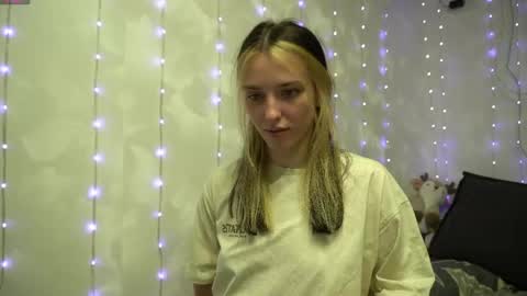 Snapshot of your_little_flexible_girl chatting on April 23, 2026, 7:27 pm Meri online show from April 23, 2026, 7:27 pm