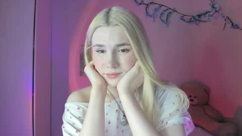 Snapshot of your_tender_doll chatting on March 18, 2026, 4:43 pm Alice online show from March 18, 2026, 4:43 pm