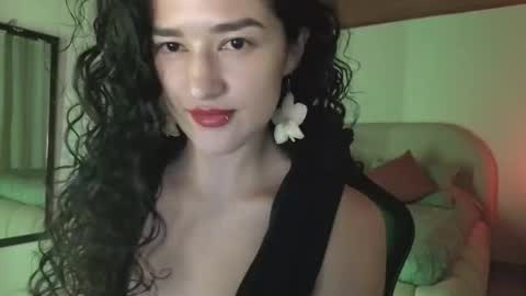 Snapshot of yourdreamgirl2025 chatting on May 1, 2026, 11:42 pm yourdreamgirl2025 online show from May 1, 2026, 11:42 pm