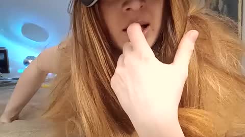 Snapshot of yourhollyhorne chatting on October 6, 2025, 10:40 pm HollyHorne online show from October 6, 2025, 10:40 pm