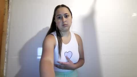 yulyorozco2020 online show from January 13, 2026, 11:43 pm