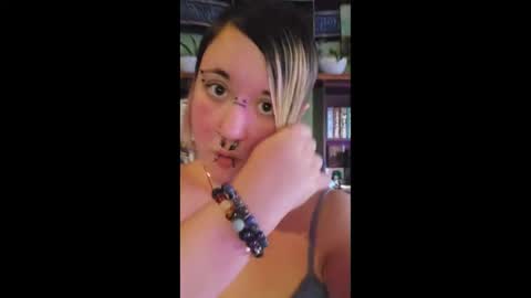 Yumi Sapphire online show from December 1, 2025, 2:22 pm