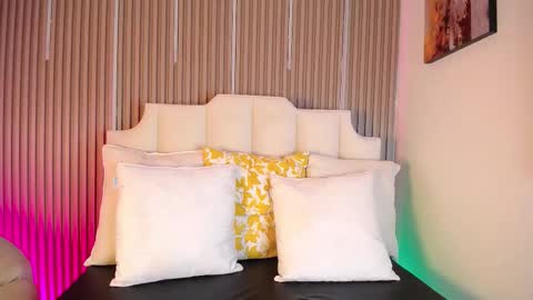 Zafiro online show from March 18, 2026, 4:59 am