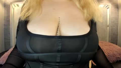 Snapshot of zafiro_claire chatting on May 10, 2026, 7:24 am Claire online show from May 10, 2026, 7:24 am