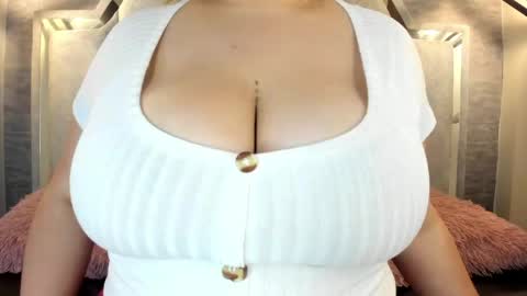 Snapshot of zafiro_claire chatting on May 13, 2026, 6:16 pm Claire online show from May 13, 2026, 6:16 pm