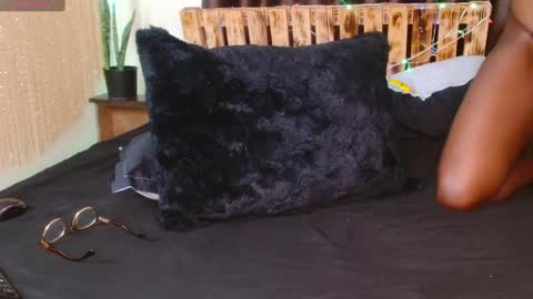 Snapshot of zara_lae chatting on January 22, 2025, 11:45 am nicky online show from January 22, 2025, 11:45 am