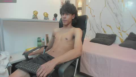 Snapshot of zayn_fox32 chatting on May 9, 2026, 7:19 pm Zayn online show from May 9, 2026, 7:19 pm