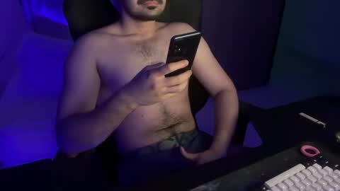 Snapshot of ze_boi chatting on June 4, 2026, 8:26 pm Ze online show from June 4, 2026, 8:26 pm