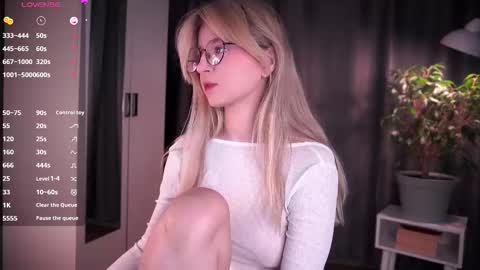 Avi online show from November 12, 2025, 2:06 pm