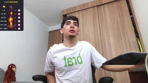 Snapshot of zenn_rush chatting on December 18, 2024, 12:07 pm Zenn online show from December 18, 2024, 12:07 pm