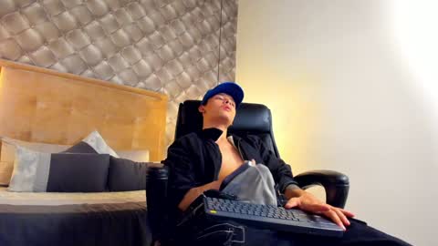 Snapshot of zeusjeff chatting on December 7, 2024, 9:11 pm zeus online show from December 7, 2024, 9:11 pm