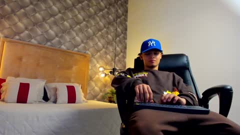 Snapshot of zeusjeff chatting on January 7, 2025, 10:08 pm zeus online show from January 7, 2025, 10:08 pm