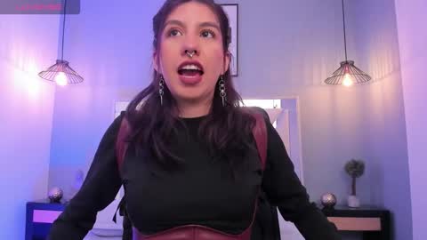 zoe_moreau online show from March 3, 2026, 7:53 pm