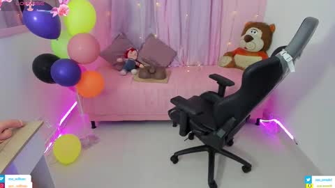 zoe_sullivan_ online show from November 12, 2025, 9:42 am