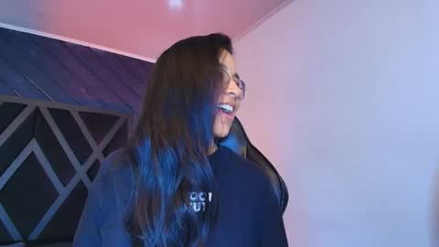 Snapshot of zoee_martins_ chatting on April 19, 2026, 1:21 pm Zoe 3 online show from April 19, 2026, 1:21 pm