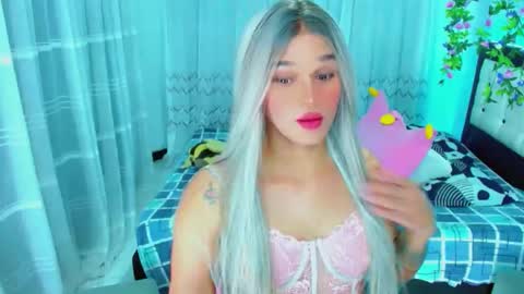 zoeschmmit online show from May 7, 2026, 2:39 am