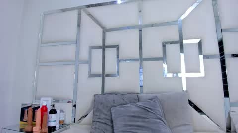 ZoeSwam online show from December 3, 2025, 11:30 am