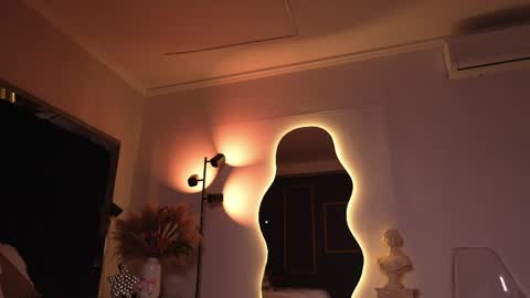 zoevidal_ online show from April 8, 2026, 12:38 pm