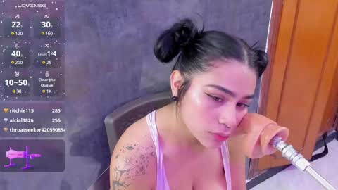 Snapshot of zyle_boobs_ chatting on December 8, 2024, 7:22 pm ZYLE online show from December 8, 2024, 7:22 pm