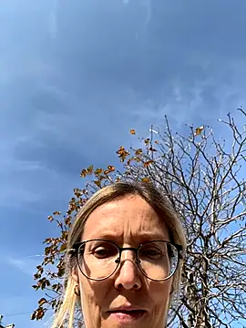 angelmommu online show from November 8, 2025, 9:42 am