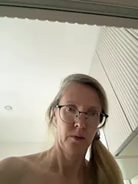 Snapshot of angelmommu chatting on July 11, 2026, 7:11 am angelmommu online show from July 11, 2026, 7:11 am