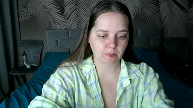 uliastar online show from November 21, 2025, 8:24 am