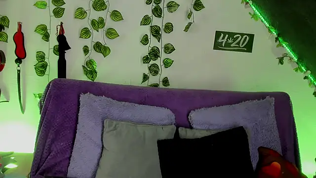 Snapshot of Cata_green chatting on February 6, 2025, 8:45 pm Cata green online show from February 6, 2025, 8:45 pm