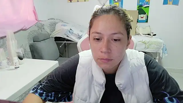 Snapshot of MommyMiaWs chatting on May 6, 2026, 2:55 pm MommyMiaWs online show from May 6, 2026, 2:55 pm