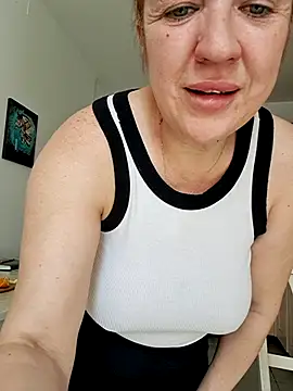 KiraXTender online show from April 6, 2026, 3:26 am